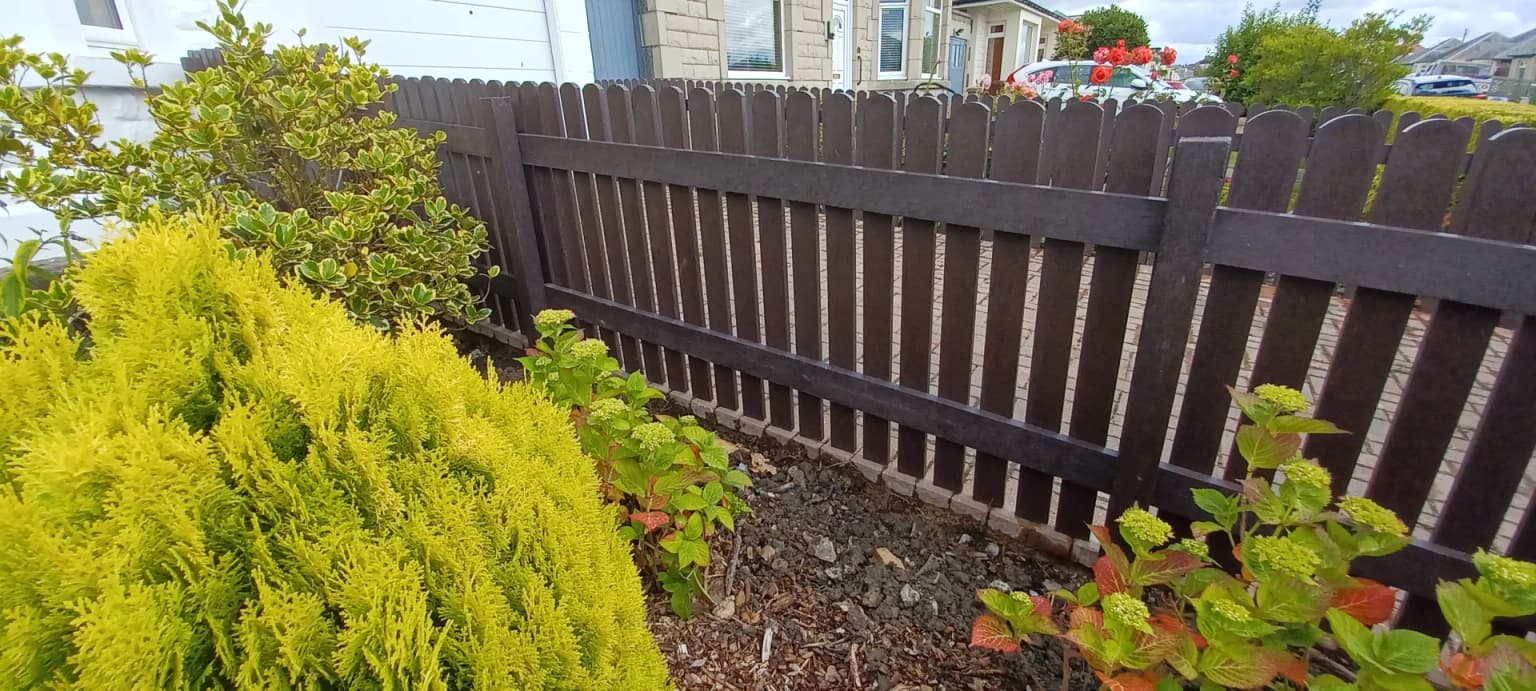 Recycled plastic fencing installation